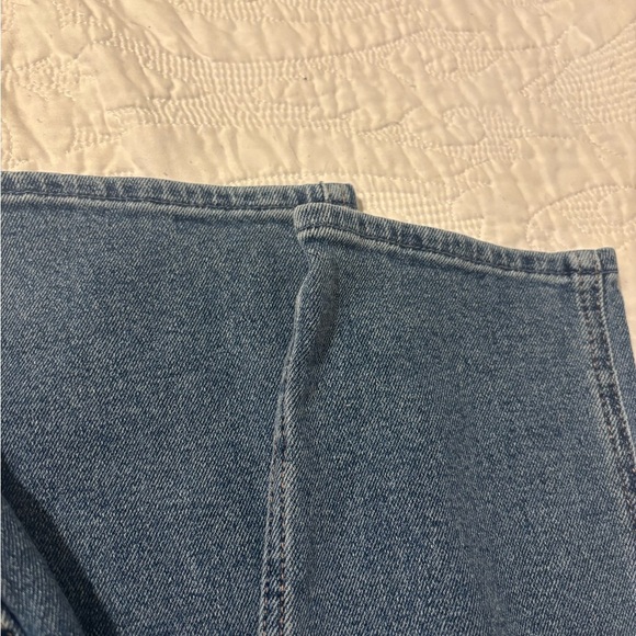 Hollister Curvy High-Rise Mom Jeans - Picture 9 of 9